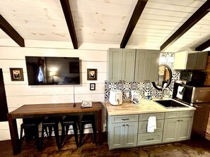 Fridge, microwave, coffee/tea maker, cookware/dishes/utensils - Tiny Home Cottage Near the Smokies #2 Lotte in Sevierville, TN (Sevierville)