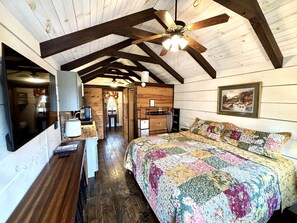 1 bedroom, iron/ironing board, WiFi, bed sheets - Tiny Home Cottage Near the Smokies #2 Lotte in Sevierville, TN (Sevierville)