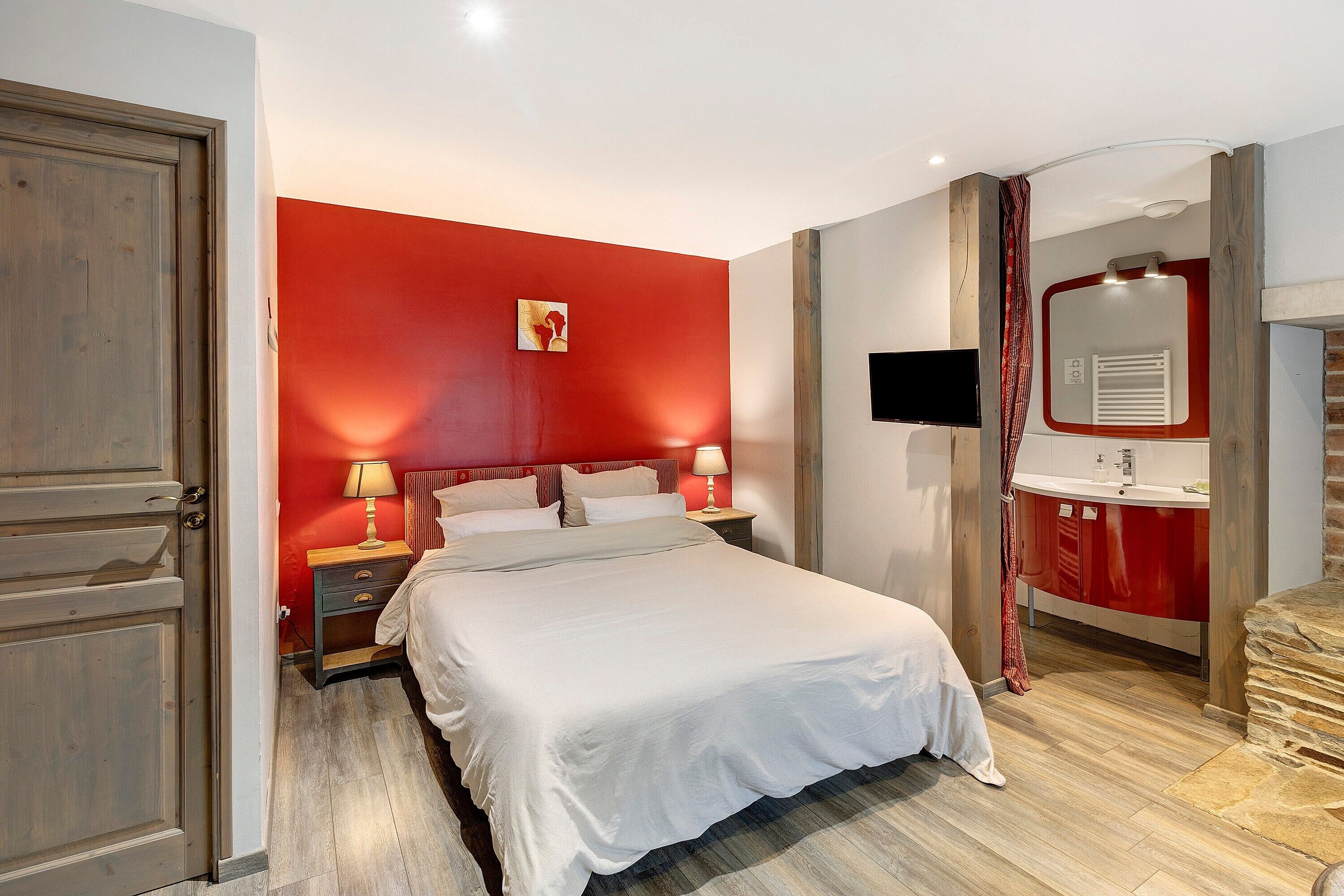 5 chambres, fer et planche à repasser, Wi-Fi, draps fournis
