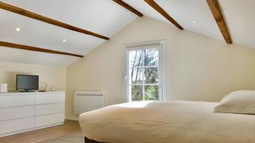 5 bedrooms, iron/ironing board, WiFi, bed sheets