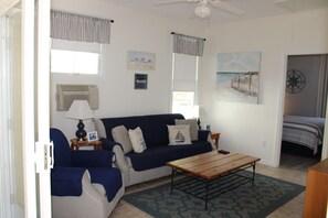 Télévision, baby-foot, livres