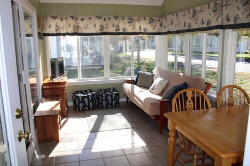 Summer Village fully furnished 2 BR cottage, heated pools, wifi