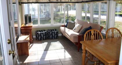Summer Village fully furnished 2 BR cottage, heated pools, wifi