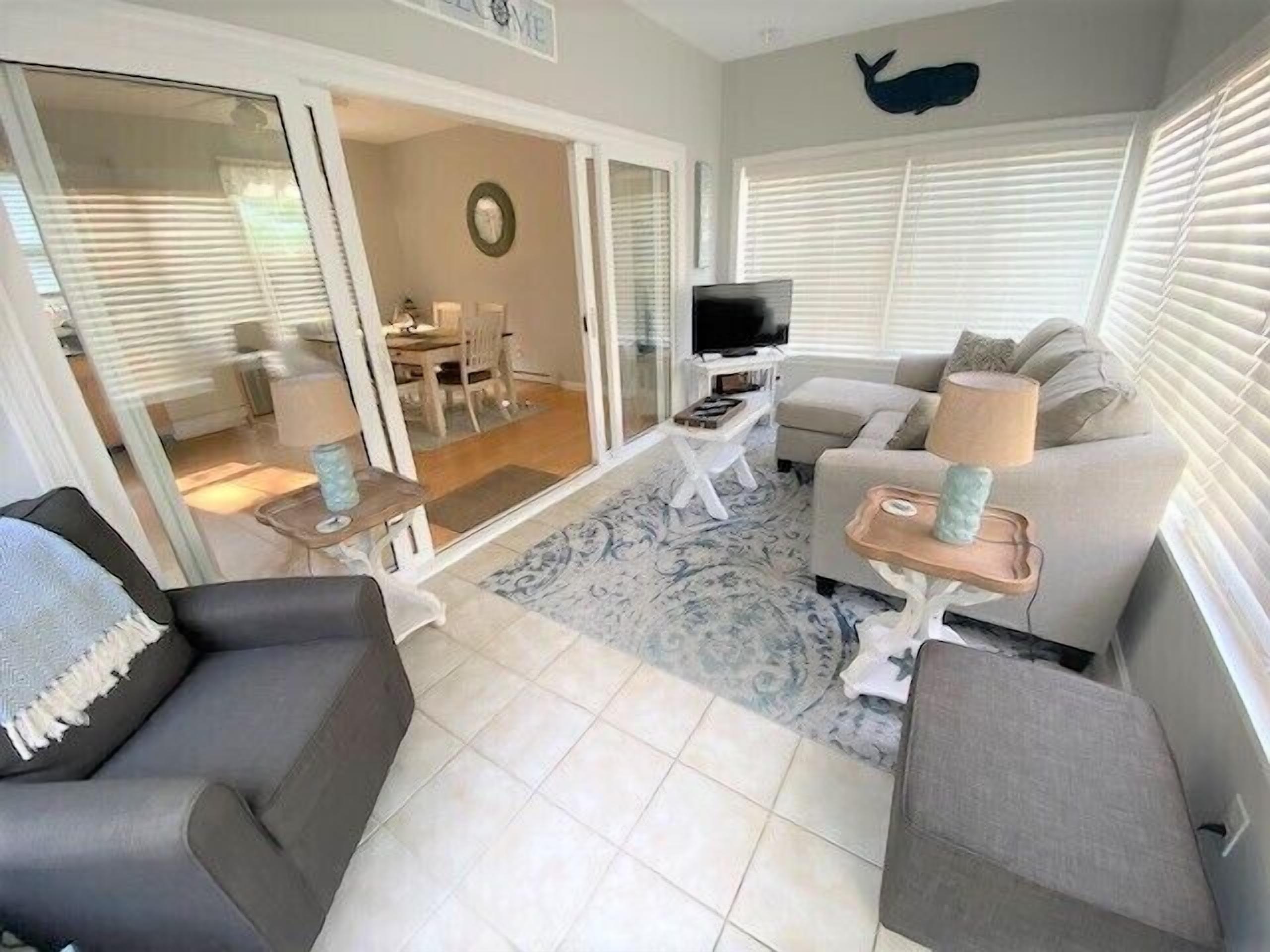 TV, tavolo da calcetto, libri, videoteca