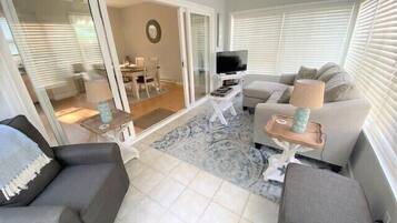 TV, tavolo da calcetto, libri, videoteca