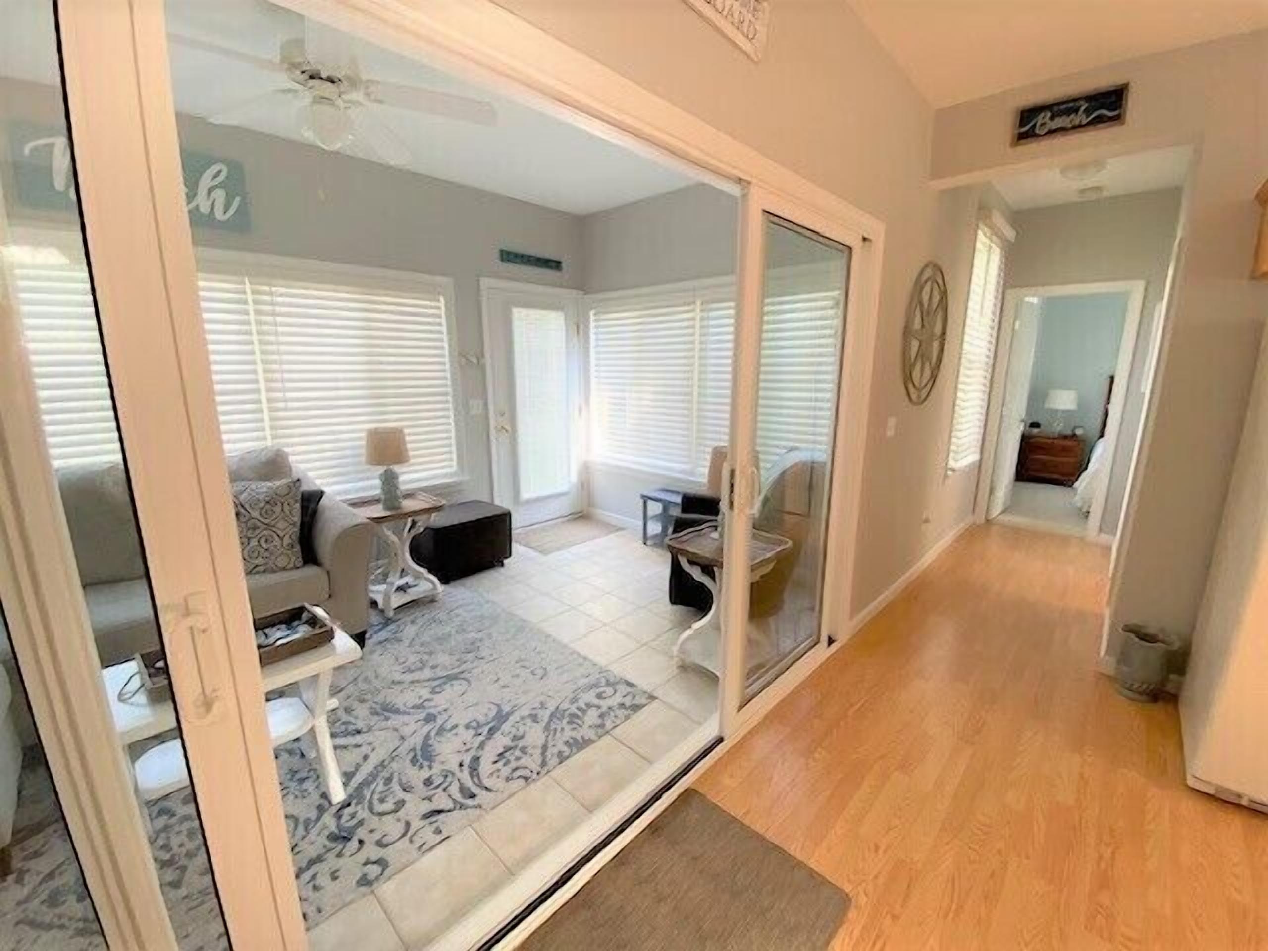 TV, tavolo da calcetto, libri, videoteca