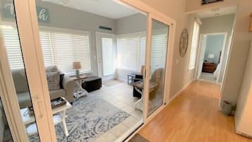 TV, tavolo da calcetto, libri, videoteca