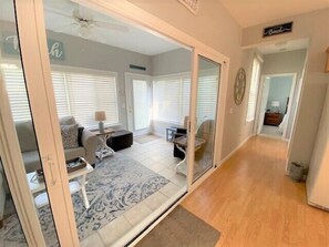 TV, tavolo da calcetto, libri, videoteca