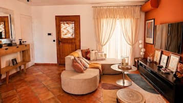 Smart-TV, Kamin, Videospiele, Bücher