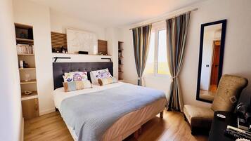 3 bedrooms, desk, iron/ironing board, travel crib