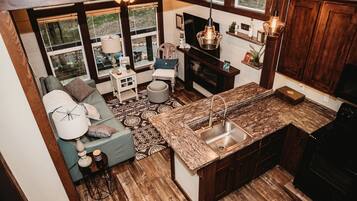 TV, fireplace