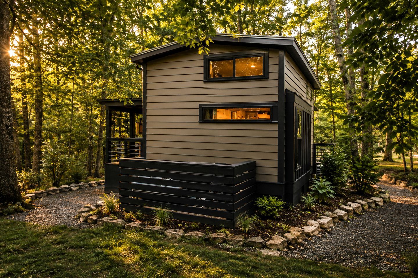 Una cabaña pequeña y moderna con techo inclinado, rodeada por un entorno forestal natural.
