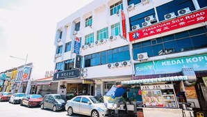 A street with various shops and a food cart. - Swing & Pillows at Penang Road (George Town)