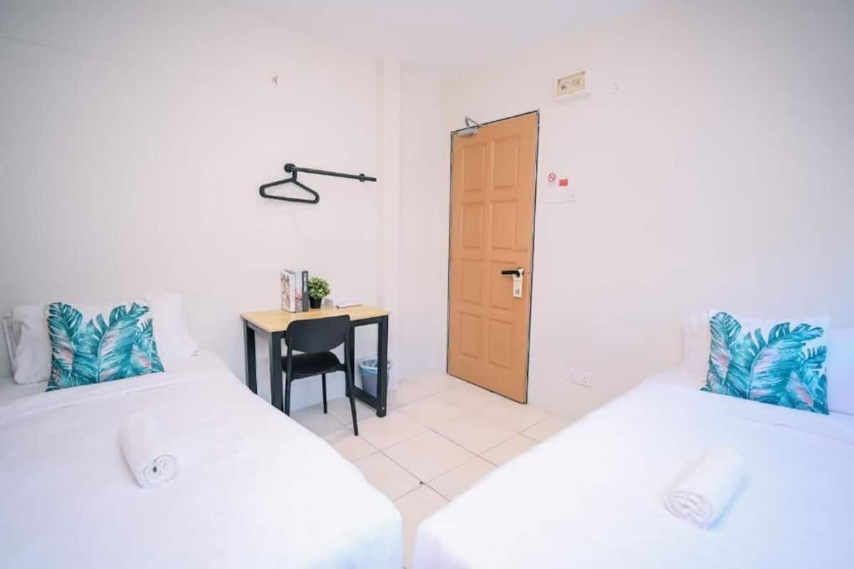 Habitación estándar con 2 camas individuales, baño compartido | Escritorio y wifi gratis