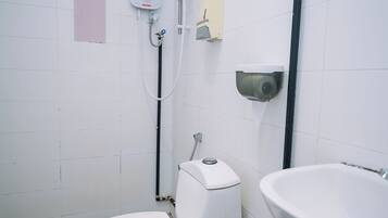 Standard Triple Room | Bathroom | Shower