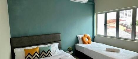 Deluxe Triple Room | Desk, free WiFi