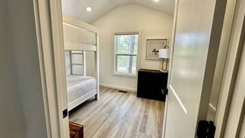 2 bedrooms, desk, WiFi, bed sheets