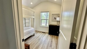 2 bedrooms, desk, WiFi, bed sheets