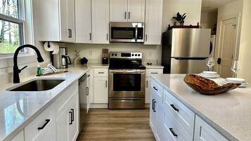 Fridge, microwave, stovetop, dishwasher