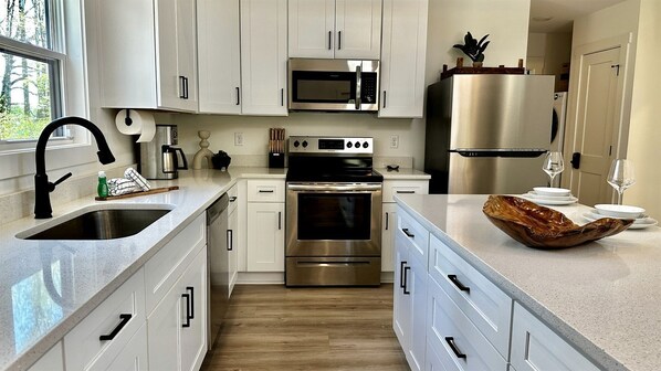 Fridge, microwave, stovetop, dishwasher