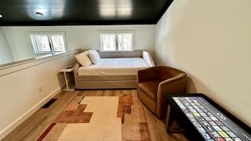 2 bedrooms, desk, WiFi, bed sheets
