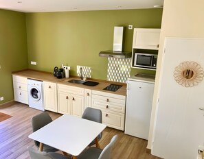 Micro-ondas, fogão, cooktop, cafeteira/chaleira