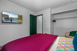 2 bedrooms, iron/ironing board, WiFi, bed sheets - pet-friendly-cottage-hemlock-trees-near-olympic-discovery-trailhead-port-angeles-washington (Port Angeles)