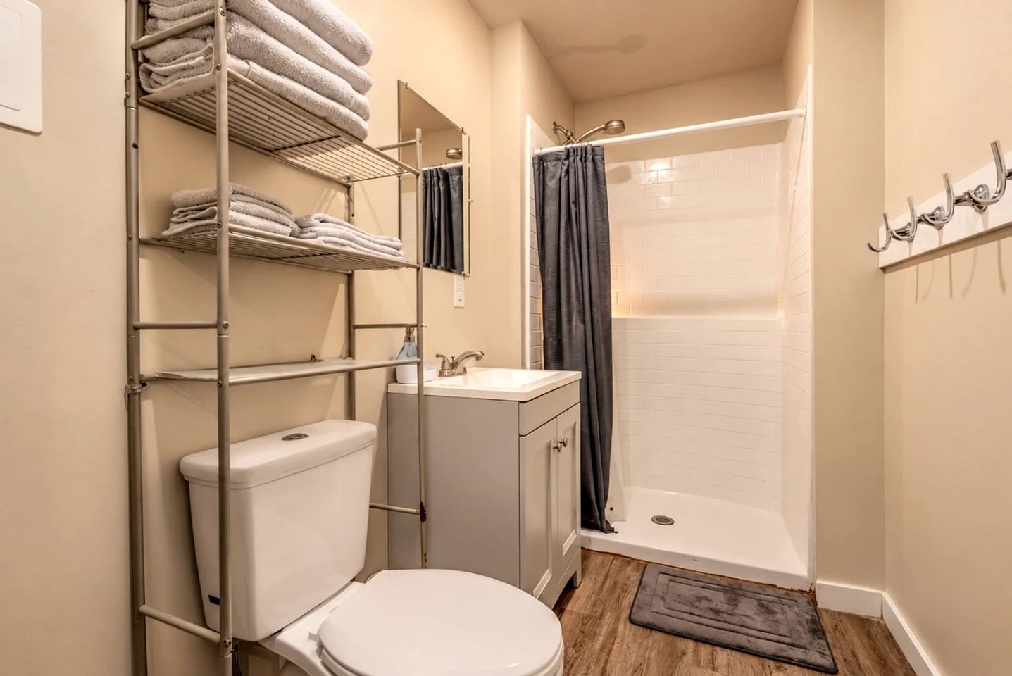 Une salle de bain équipée de toilettes, d’un lavabo, d’une douche et d’un porte-serviettes.
