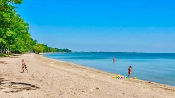 Vlak bij het strand, zeilen, kajakken, vissen
