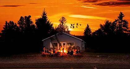 Waterfront Cabin with BBQ, Picnic Space and Amazing Sunsets in Michigan