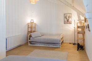 4 habitaciones, tabla de planchar con plancha, wifi y ropa de cama