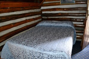 1 bedroom, bed sheets - Romantic Log Cabin for Two near Youghiogheny River Lake in Pennsylvania (Markleysburg)