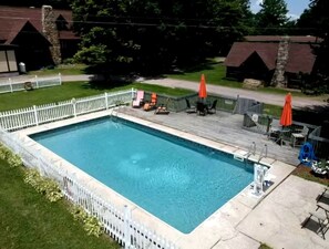 Pool - Romantic Log Cabin for Two near Youghiogheny River Lake in Pennsylvania (Markleysburg)