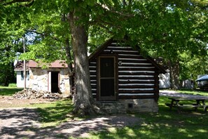 Exterior - Romantic Log Cabin for Two near Youghiogheny River Lake in Pennsylvania (Markleysburg)