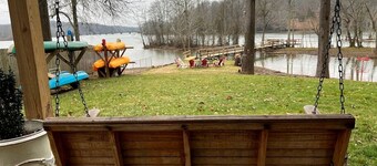Riverfront Cottage with Barbecue, Kayaks and Dock in Charlotte, North Carolina