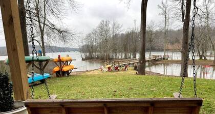 Riverfront Cottage with Barbecue, Kayaks and Dock in Charlotte, North Carolina