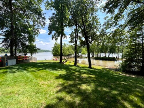 Riverfront Cottage with Barbecue, Kayaks and Dock in Charlotte, North Carolina