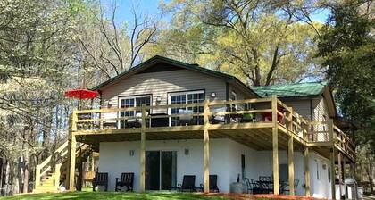 Riverfront Cottage with Barbecue, Kayaks and Dock in Charlotte, North Carolina