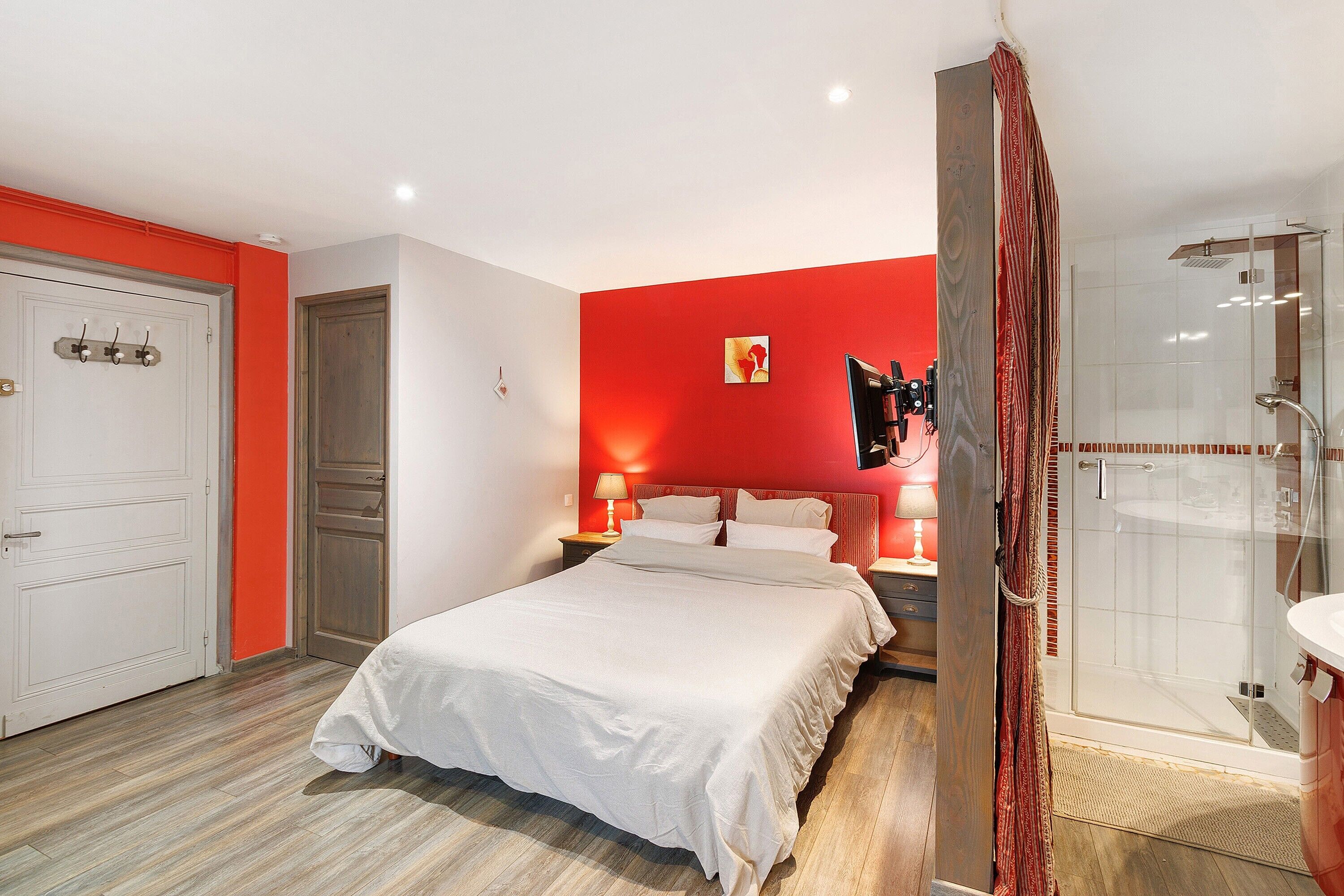 5 bedrooms, WiFi, bed sheets