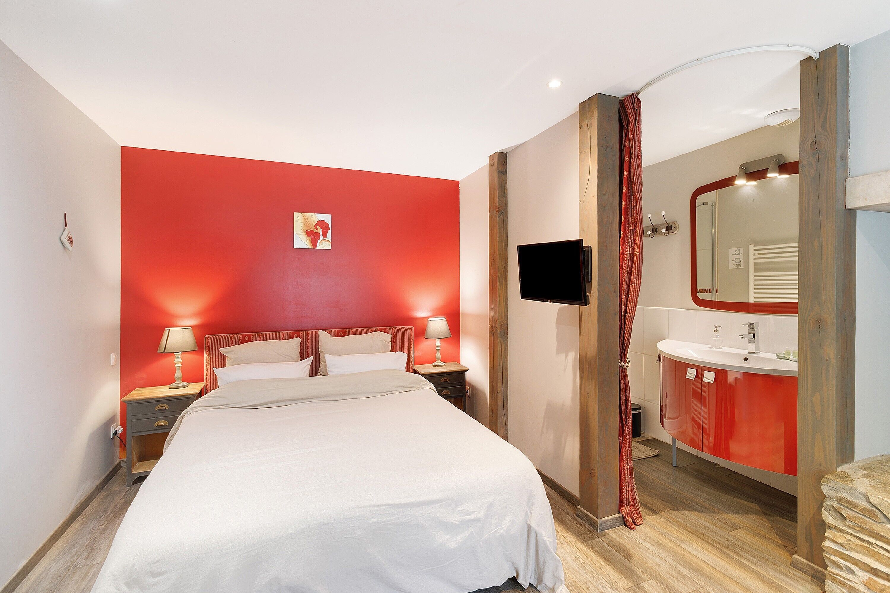 5 bedrooms, WiFi, bed sheets