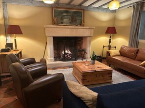 Table tennis - Domaine de la Sablière B&B with Shared Terrace, Wi-Fi, and Air Conditioning (Thiviers)