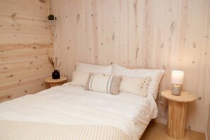 2 bedrooms, in-room safe, travel cot, WiFi - Cabin Charm by the Pine: Pet-Friendly Retreat in Mission Township's Riverside Haven (Mission Township)