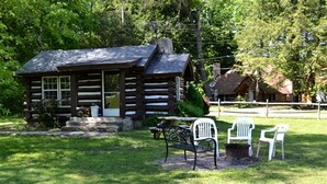 Terrace/patio - Rustic Log Cabin for a Relaxing Escape in Markleysburg, Pennsylvania (Markleysburg)