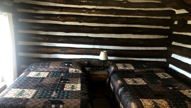 1 bedroom, bed sheets - Rustic Log Cabin for a Relaxing Escape in Markleysburg, Pennsylvania (Markleysburg)