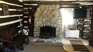 Interior - Rustic Log Cabin for a Relaxing Escape in Markleysburg, Pennsylvania (Markleysburg)