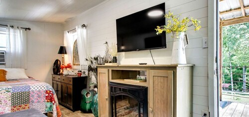 Sweet Tiny House Perfect for a Romantic Retreat in Alabama