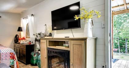 Sweet Tiny House Perfect for a Romantic Retreat in Alabama