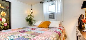 Room - Sweet Tiny House Perfect for a Romantic Retreat in Alabama (Rogersville)