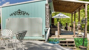 Outdoor dining - Sweet Tiny House Perfect for a Romantic Retreat in Alabama (Rogersville)