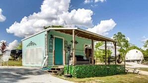Exterior - Sweet Tiny House Perfect for a Romantic Retreat in Alabama (Rogersville)